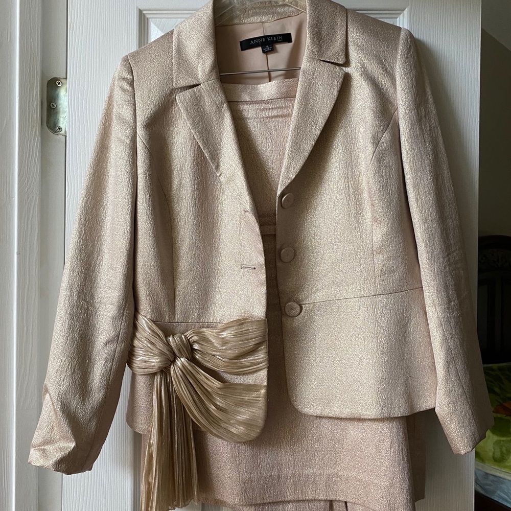 Skirt suit